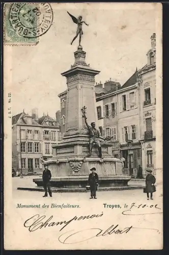 AK Troyes, Monument des Bienfaiteurs avec des passants devant les bâtiments historiques