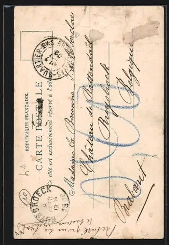 AK Troyes, Monument des Bienfaiteurs avec des passants devant les bâtiments historiques