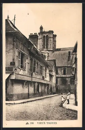 AK Troyes, Vieux Troyes avec rue pavée et architecture médiévale