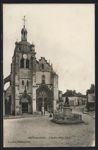 AK Arcis-sur-Aube, L`Église, XVIe siècle, et la place centrale avec statue