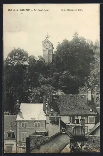 AK Bar-sur-Seine, L`Horloge au-dessus des toits et des arbres