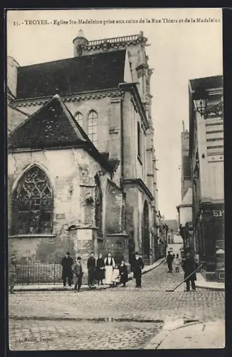 AK Troyes, Église Ste-Madeleine prise aux coins de la Rue Thiers et de la Madeleine