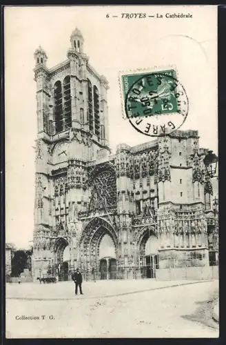 AK Troyes, La Cathédrale majestueuse avec détails architecturaux gothiques