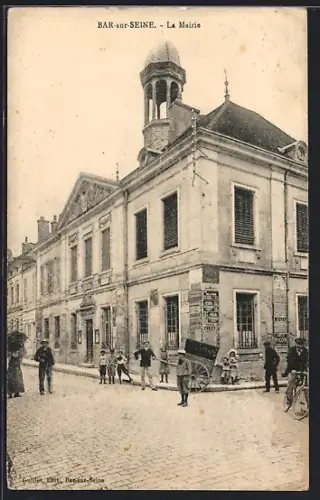AK Bar-sur-Seine, La Mairie avec des passants sur la rue animée