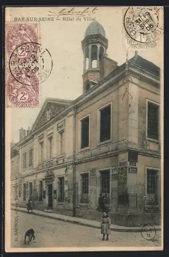 AK Bar-sur-Seine, Hôtel de Ville avec passants et chien sur la rue animée