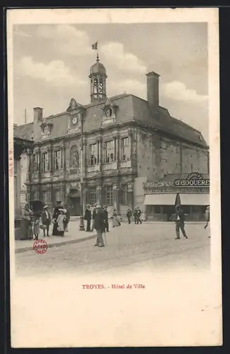 AK Troyes, Hôtel de Ville avec passants sur la place
