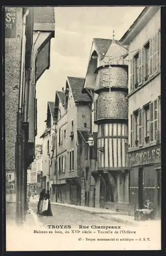 AK Troyes, Rue Champeaux avec maisons en bois du XVIe siècle et tourelle de l`Orfèvre