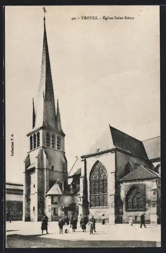 AK Troyes, Église Saint-Rémy avec passants sur la place