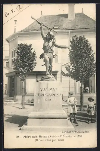 AK Méry-sur-Seine /Aube, Statue du Volontaire de 1792 en bronze sur la place principale