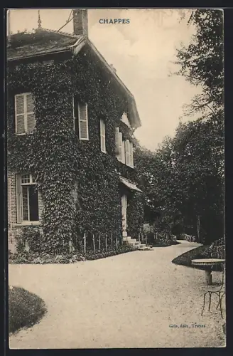 AK Chappes, Maison couverte de lierre avec allée et jardin