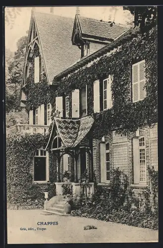 AK Chappes, Maison recouverte de lierre avec entrée ornée