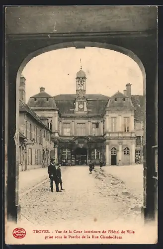 AK Troyes, Vue de la Cour intérieure de l`Hôtel de Ville prise sous le Porche de la Rue Claude-Huez