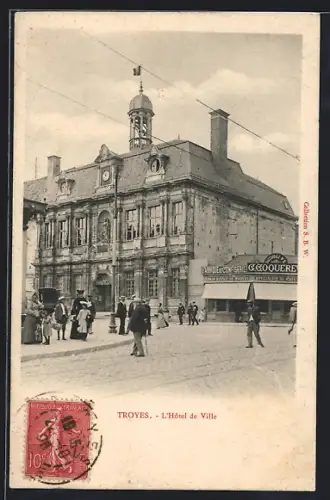 AK Troyes, L`Hôtel de Ville avec passants devant le bâtiment historique