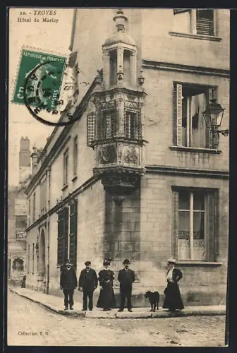 AK Troyes, Hôtel de Marizy avec passants devant l`édifice