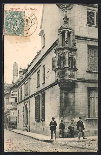 AK Troyes, Hôtel Marisy et passants sur la rue