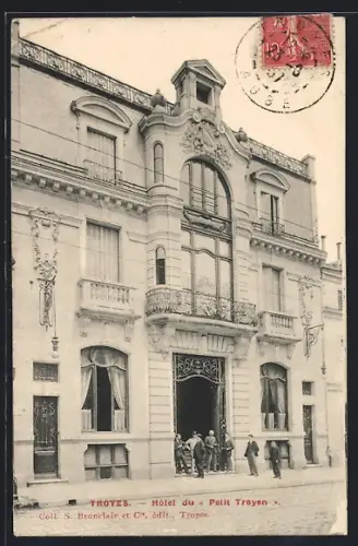 AK Troyes, Hôtel du Petit Troyen avec des personnes à l`entrée
