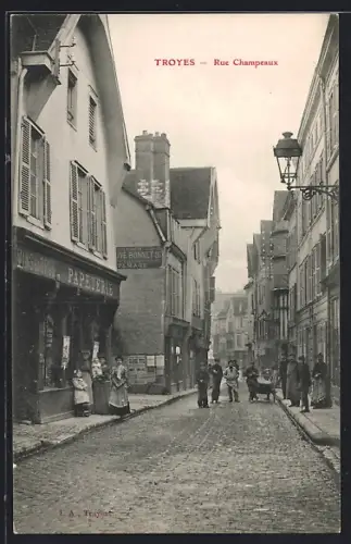 AK Troyes, Rue Champeaux animée avec boutiques et passants