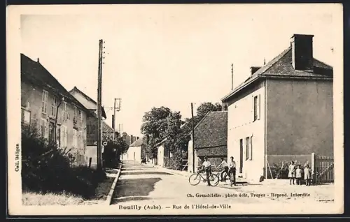 AK Bouilly /Aube, Rue de l`Hôtel-de-Ville avec des habitants et cyclistes