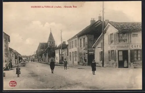 AK Brienne-la-Vieille /Aube, Grande Rue avec église et café