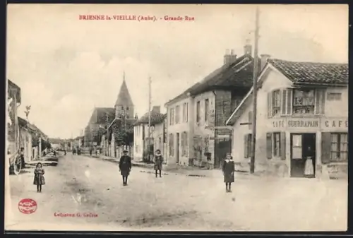 AK Brienne-la-Vieille /Aube, Grande-Rue avec le café Guerbapin et l`église en arrière-plan