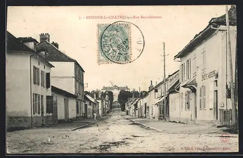 AK Brienne-le-Château, Rue Beaufremont avec vue sur le château en arrière-plan