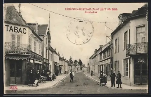 AK Brienne-le-Château /Aube, Grande-Rue animée avec des passants et un tabac