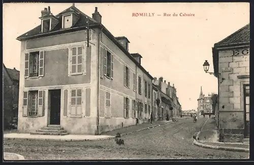 AK Romilly, Rue du Calvaire avec bâtiments et lanterne à gaz