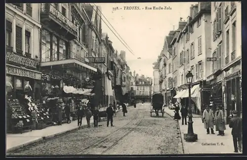 AK Troyes, Rue Émile Zola avec passants et commerces animés