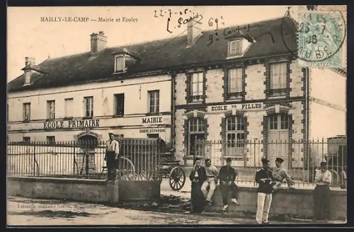 AK Mailly-le-Camp, Mairie et Écoles avec des habitants devant l`entrée