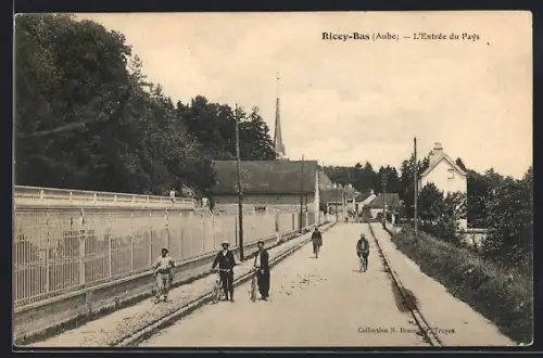 AK Ricey-Bas /Aube, L`Entrée du Pays mit Radfahrern auf der Strasse