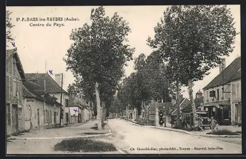 AK St.-Parres-lès-Vaudes /Aube, Centre du Pays, Rue bordée d`arbres et maisons typiques