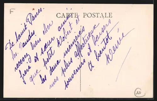 AK St.-Parres-lès-Vaudes /Aube, Centre du Pays, Rue bordée d`arbres et maisons typiques