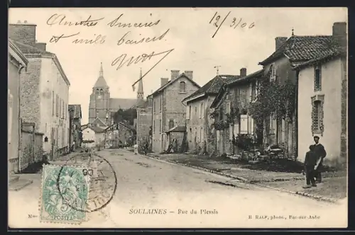 AK Soullaines, Rue du Plessis avec vue sur l`église et maisons anciennes