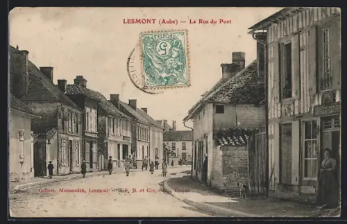 AK Lesmont /Aube, La Rue du Pont avec passants et maisons anciennes