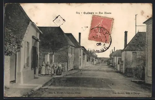AK Clérey, Rue Haute animée avec habitants devant les maisons