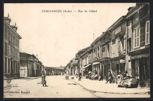 AK Chavanges /Aube, Rue du Gillard animée de passants et boutiques