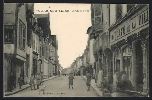 AK Bar-sur-Seine, La Grande Rue avec passants et le Café de la Ville