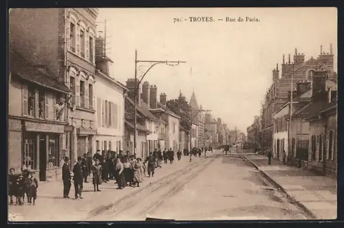 AK Troyes, Rue de Paris avec des passants et des bâtiments anciens