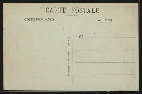 AK Troyes, Rue de Paris avec des passants et des bâtiments anciens