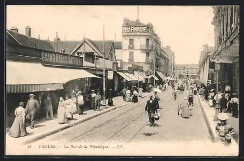 AK Troyes, La Rue de la République animée avec passants et commerces