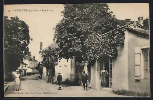 AK Landreville /Aube, Rue Basse avec des habitants devant les maisons