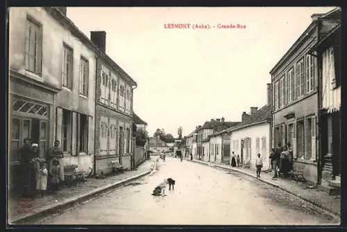 AK Lesmont /Aube, Grande-Rue animée avec habitants et chiens