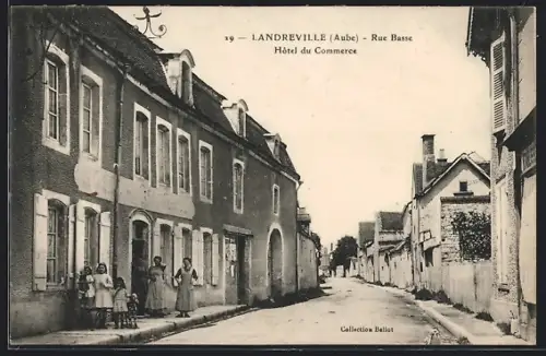 AK Landreville /Aube, Rue Basse avec Hôtel du Commerce et habitants devant les maisons