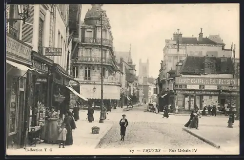 AK Troyes, Rue Urbain IV animée avec passants et boutiques