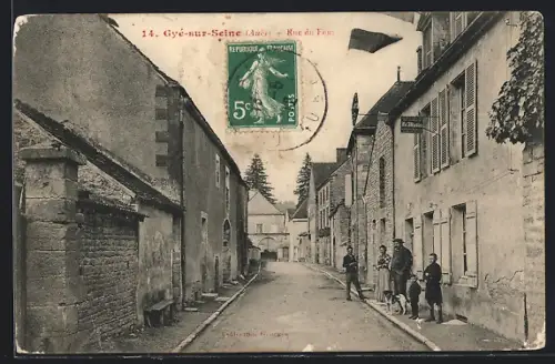 AK Gyé-sur-Seine /Aube, Rue du Four avec habitants et chien
