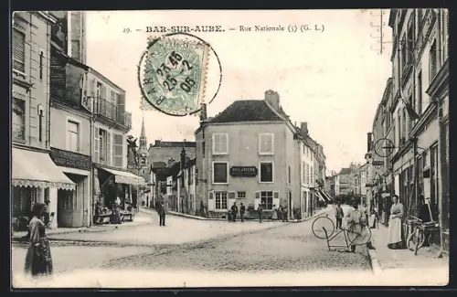 AK Bar-sur-Aube, Rue Nationale avec passants et vélos