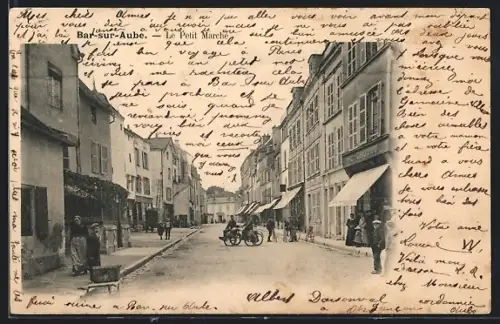 AK Bar-sur-Aube, Le Petit Marché animé avec passants et cycliste