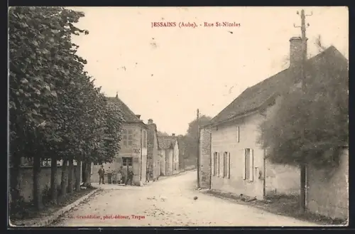 AK Jessains /Aube, Rue St-Nicolas avec maisons et arbres alignés