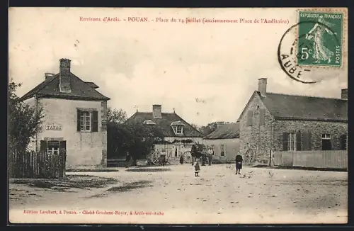 AK Pouan, Place du 14 Juillet avec bâtiments et habitants