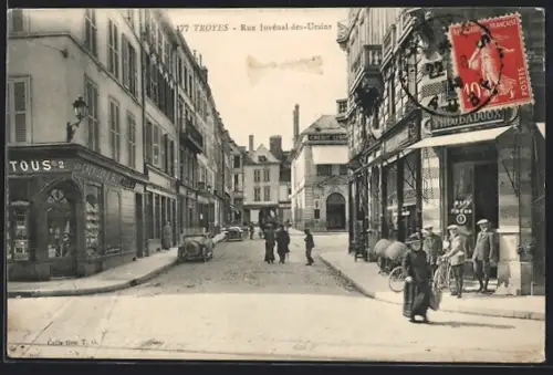 AK Troyes, Rue Juvenal-des-Ursins avec passants et commerces animés